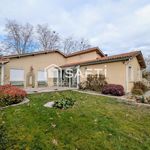 Grande maison familiale avec piscine, garages et jardin clôturé.