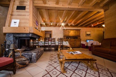 Chalet La Persévérance, about 210 m², spread over two levels, with a capacity of 12 people, is located at 5 km from Chamonix, in the district of Les Tines, with view on Mont Blanc. To get on the slopes and ski school located at 1.8 kms, take the bus ...