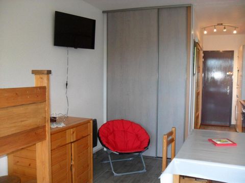 The Residence les Arolles is situated in the Balcon district of the ski resort of Villard de Lans, at the foot of the ski slopes. You will be near mais shops , restaurants and Ski School of the resort. Benefit from your stay to hurtle the slopes down...