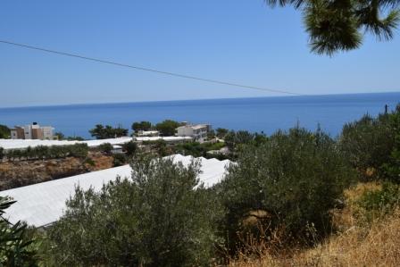 Agia Fotia Grundstück von 2000m2, das bis zu 200m2 bauen kann. Es hat Blick auf das Meer und die Berge und der Strom und das Wasser sind in der Nähe. Schließlich hat das Grundstück Straßenparkplätze.