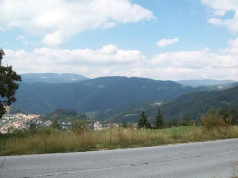 402: WIR BIETEN EIN GRUNDSTÜCK VON 4550 M² GRUNDSTÜCK ZUM VERKAUF AN. UNGLAUBLICHES PANORAMA. FLACHES GELÄNDE. GESICHT AN EINER ASPHALTSTRASSE -85M. IN UNMITTELBARER NÄHE STROM UND WASSER. GEEIGNET FÜR FERIENDORF, HOTELANLAGE, TANKSTELLE MIT PARKPLAT...