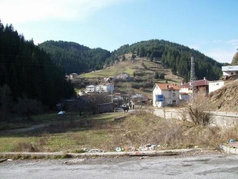 438:WIR BIETEN EIN GRUNDSTÜCK IM DORF STOYKITE 460 M² ZUM VERKAUF AN. GEGENÜBER DER HAUPTSTRASSE PAMPOROVO - DEVIN UND DER ANDEREN GRENZE MIT EINEM FLUSS. GEEIGNET FÜR EIN EINFAMILIENHAUS, EIN RESTAURANT AM STRASSENRAND USW. MÖGLICHE GESAMTBEBAUTE FL...