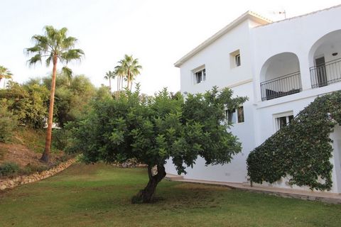 Charming and bright 4 bedroom villa in El Rosario. The villa is distributed over two floors and has 4 doble bedrooms, 2 studios and 5 bathrooms. From the moment you enter this property you can enjoy its open plan design, the entrance hall, the living...