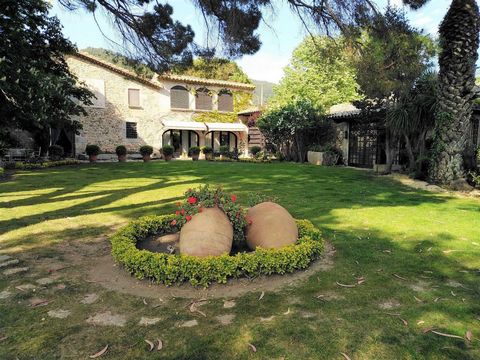 Located in the Sant Miquel d'Aro residential area, in a natural enclave located just 20 minutes from the main towns and beaches of the Costa Brava (Sant Feliu de Guíxols, Playa de Aro) and 35 minutes from Girona, we find this wonderful Masía fortifie...