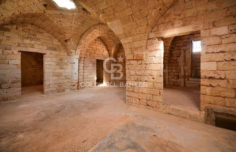 CALIMERA - LECCE - SALENTO In the heart of Calimera, ancient building of particular historical value now available for sale. The property dates back to 1600s and it is, after the Mother Church, the oldest building in Calimera. The property is about 6...