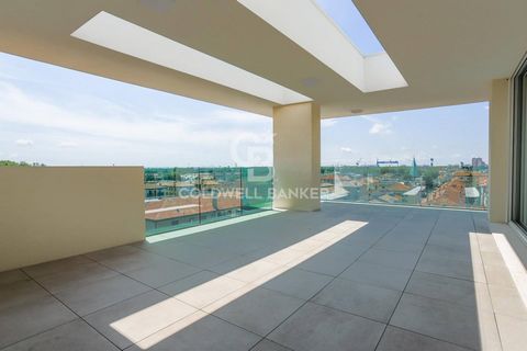 Mestre Bissuola Via Tevere prestigious panoramic penthouse. We offer for sale a luxury penthouse located on the seventh floor of an elegant newly built building. The apartment consists of an entrance hall, lounge, kitchen, three bedrooms, three bathr...