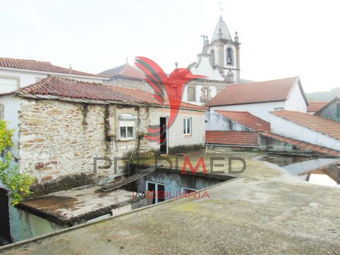 Set van 3 halfvrijstaande en onderling verbonden huizen, met onafhankelijke stedelijke artikelen, gelegen in het hart van een van de meest iconische en mooiste dorpen van de Alto Douro Vinhateiro, in Santa Marta de Penaguião. De woningen worden als v...
