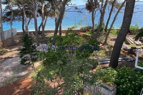 A building plot of 1290 m2 is for sale, located in an attractive location on the southern side of the island of Brač, only 10 m from the beach. On the plot there is a house of approx. 150 m2, which consists of two floors, surrounded by pine trees. Th...
