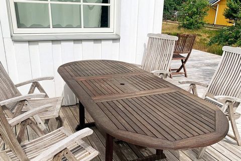 A lovely holiday home in the best location with a bathrobe distance to Hemmeslövstrand. A spacious house with high quality in both equipment and materials. Within easy reach you have Båstad, the tennis metropolis with lots of experiences. From the en...