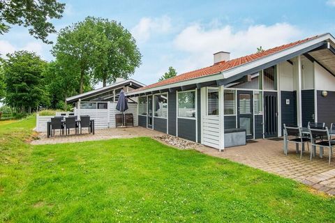 Gut ausgestattetes Ferienhaus mit schöner Aussicht. Liegt im Süden von Dänemark, im Ferienzentrum Løjt, in einer landschaftlich reizvollen Gegend nahe der Ostsee und unweit des Ortes Apenrade. Hier können Sie Ihre Urlaubstage mit Aussicht im Innen- s...