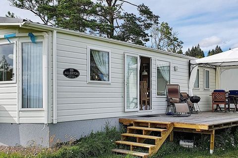 Fresh cabin / caravan with good standard and rural location on the outskirts of Fristad. Ideal for families who want to be close to nature and rich outdoor life. The cabin has all the comforts of its square smart 45 m2 and is modern and homely furnis...