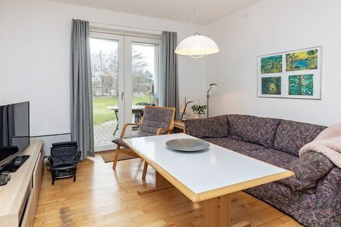 Attraktiv gelegene Ferienwohnung im Erdgeschoss eines Apartmentkomplex mit 40 Wohnungen. Liegt in Koldkær bei Hals. Die Apartments befinden sich in landschaftlich reizvoller Umgebung zwischen Hou und Hals, nur ca. 100 m vom kinderfreundlichen Sandstr...