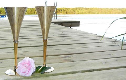 Cottage with fantastic lake plot by lake Järnlunden in beautiful Östergötland, own beach with jetty and access to a rowing boat. On the plot there are several terraces one with dining area and one with jacuzzi which has an adorable view of the lake. ...