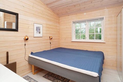 Bei Gudmindrup Lyng finden Sie dieses Ferienhaus mit Whirlpool und Sauna sowie viel Platz für die Familie. Die helle, offene Küche des Hauses ist mit dem Esszimmer und dem Wohnzimmer mit Holzofen verbunden. Es gibt zwei Zimmer mit Doppelbett sowie ei...