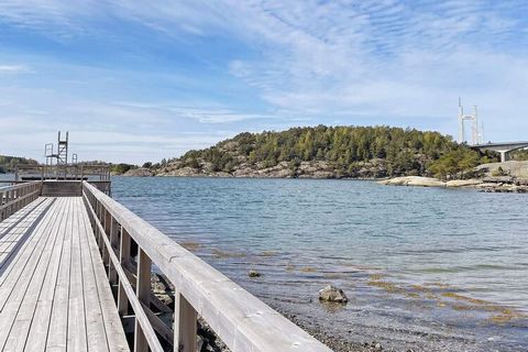 Welcome to a lovely accommodation with a sea view in beautiful Stenungsund. Here you will live comfortably in this quiet villa area, but close to the sun, salty baths, rocks and everything the area and the west coast have to offer. Sit and look out o...