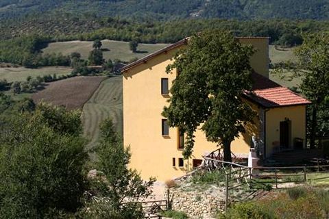 COLFULIGNATO, VALTOPINA, Farmhouse for sale of 210 Sq. mt., Restored, Heating Individual heating system, Energetic class: C, Epi: 100 kwh/m2 year, placed at 2°, composed by: 10 Rooms, Separate kitchen, , 6 Bedrooms, 7 Bathrooms, Garden, Cellar, Reser...