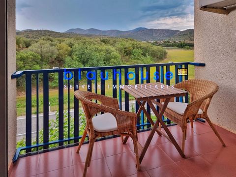 Llançà (Costa Brava) - 2-bedroom apartment in Sant Carles, with a 4m2 terrace overlooking the Albera mountain with its wildlife and spectacular sunsets. A simple and easy to maintain layout, the air-conditioned living room with the open kitchen, in t...