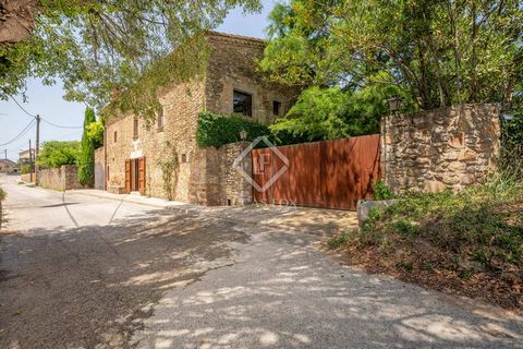 Lucas Fox exclusively presents this beautiful 18th century stone house located at one end of the village of Flaçà, on the border between the Gironès and Baix Empordà regions. The house sits on a fully fenced urban plot of 1619 m² that adjoins crop fi...