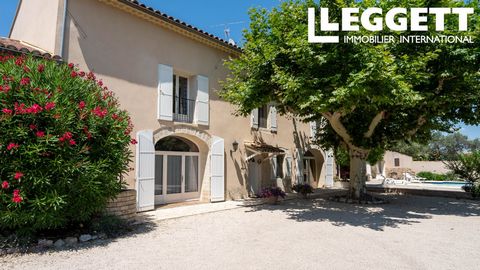 A22523MYW84 - Saint-Saturnin-lès-Avignon: ideally located in this commune of 5,000 inhabitants, this beautiful village farmhouse with swimming pool offers incredible potential. South-facing, it boasts a 95 m2 barn with very high ceilings, a 90 m2 ver...