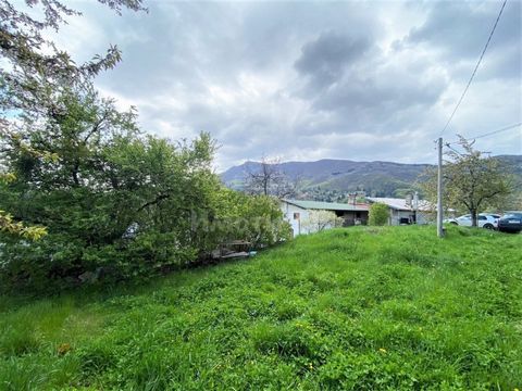 Zum Verkauf steht ein separates Erdgeschoss eines Hauses in der Gegend von Mala Koria mit Zugang zu einem eigenen flachen Landschaftshof. Das Anwesen ist für größere Renovierungsarbeiten: Bestehend aus: Flur, Wohnzimmer mit Küche, Schlafzimmer, Badez...