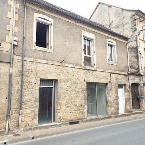 In the center of Le Bugue, this townhouse on two levels accompanied by 2 bedrooms, 1 living room and its separate kitchen, on the ground floor a glazed room of two rooms and toilet. This accommodation is ideal if you are looking for your first main r...