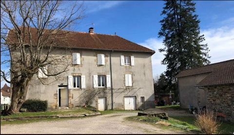 Investment building comprising 5 apartments in a village with schools and local shops 18 km north of Figeac. 2 buildings make up the property: - In the first building: a T3 duplex, a T3 on the first floor and a T5 on the 2nd floor. - In the 2nd build...