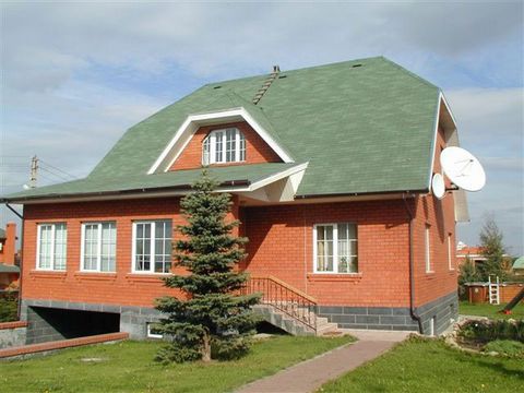 We offer to rent a brick cottage with a total area of ​​350 sq.m. Cottage for rent on the day, weekends and holidays. It is equipped with the most indispensable for the rest: five comfortable bedrooms, lounge with fireplace, sauna, comfortable furnit...