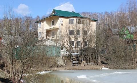 3-storey cottage for rent 200 m (brick) from 9. for a relaxing and enjoyable pastime (Slavs). The cottage is situated in the forest zone, scenic spots near the site, pond, ice skating, horseback riding. Cottage renovated and furnished, well-maintaine...