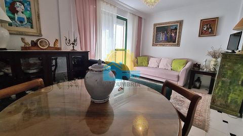InmoUmbría sells nice apartment in the center. First floor without elevator in portal with few neighbors. 85 M2 distributed in three large bedrooms, kitchen, two bathrooms and living room with terrace. The house has two patios and on the roof of the ...