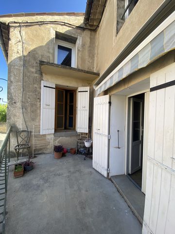 Piolenc, located in the center of the village, quiet, stone house of 85 m2 with terrace + attic of 56 m2 suitable for conversion. Facing south/west, roof redone recently, carpentry in the attic in PVC double glazing. It consists on the ground floor o...
