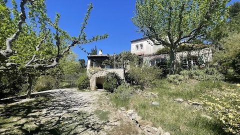 Alpilles Sud: Nestled in a green setting between olive trees and pines, come and discover this house with its great potential. The house of excellent construction about 170 m2 of living space on basement, with beautiful volumes, façade in exposed sto...