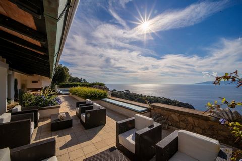 Magnificent villa with incredible sea view and swimming pool in a privileged position within the renowned consortium of Cala Piccola. We are in one of the most popular areas of Monte Argentario, for decades a reference point for the national and inte...