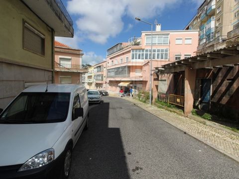 Refurbished 3 bedroom flat in Queluz; Inserted in the 3rd floor of a well-maintained building and without lift; Consisting of 1 Room; 1 equipped kitchen with plate, 1 suite, 2 bedrooms, one of them with balcony and 1 guest bathroom. 2 solar fronts; W...