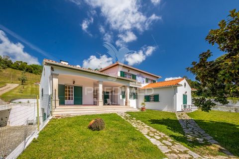 It is in Juncal, municipality of Porto de Mós that we will find this fantastic 4 bedroom villa set in a farm of 10773 m2. This unique 3-storey villa stands out for its luminosity and surrounding tranquility. It has a large basement with the entire gr...