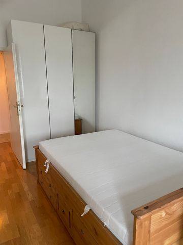 Spacious one-room apartment with a view of the Havel and a wonderful view of the Potsdam skyline. Spacious bed-sitting room, fully equipped kitchen and bathroom and large hallway. Garden is available behind the house and can be used. The apartment is...