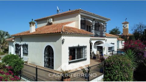 We present one of the best properties in Benajarafe. More than 5,000 m2 of land, with three dwellings, a small guest apartment and a large swimming pool, in a very private setting. For rent: The main house with three very large bedrooms, two on the g...