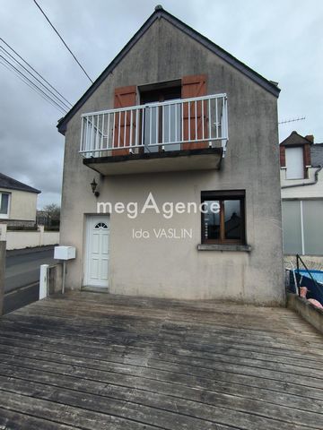 I present to you this house in the town of Bel Air. On the ground floor: an equipped kitchen open to a living room of 50 m², laundry room and toilet. Upstairs: three bedrooms, one of which is 20 m² with its dressing room and balcony, bathroom and toi...