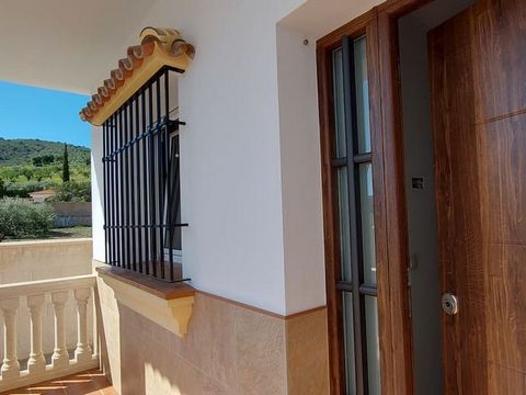 High quality 3 bedroom, 3 bathroom villa, recently finished and ready for new owners to make their own. Huge basement, roof top terrace, quality fittings throughout and an established urbanization with excellent road links to Malaga, the airport and ...