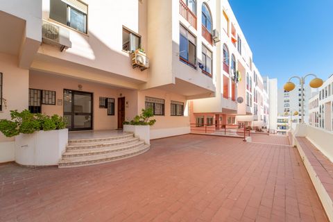 Quarteira Beach - 2.º D accommodation is located in a very quiet area, just a few minutes from Quarteira beach. About 2/5 min drive from supermarkets, bars, restaurants and leisure facilities. The apartment has two balconies, one with lounge space an...