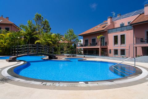 Santa Luzia Funchal View 3y es la propiedad perfecta para aquellos que quieren disfrutar de una piscina privada y tener acceso a todos los servicios y vistas fenomenales de la bahía de Funchal. Ubicado en el 3er piso, este moderno y confortable depar...