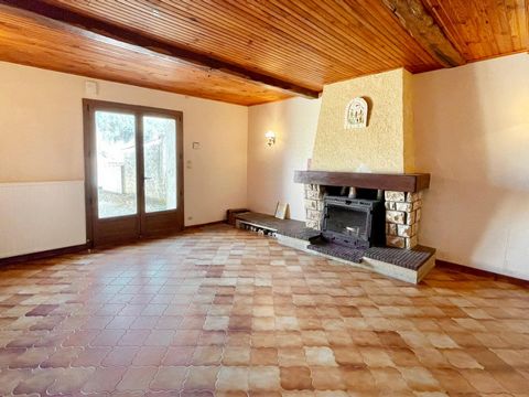 Just 10 minutes from Mirepoix, a town offering services, shops and festivities, come and discover this semi-detached house, situated in the heart of a peaceful village surrounded by nature. It sits on 370 m² of land, including a courtyard, an adjoini...