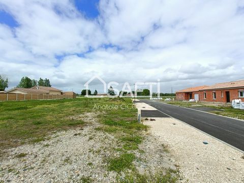 Situé à Cussac-Fort-Médoc, je vous propose ce terrain en lotissement, constructible et viabilisé d'une surface d'environ 500 m², libre de tout constructeur. (Surface de plancher max. : ~200 m² - R+1 autorisé) D'autres terrains sont disponibles. Les i...