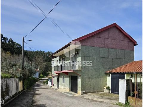 3+2 bedroom villa with 2 garages and fenced land in Pereiro. The building, of recent construction in reinforced concrete and brick, is developed on 4 floors: - The ground floor, with direct access from the street to the hall and from here to the corr...