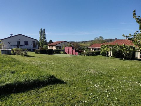 In a small village, 10 minutes from Mirepoix, accessible by the greenway, on a pretty garden of 5939 M2, part of which is buildable. The view of the village and the surrounding countryside are very pleasant. A residential house of approximately 140 M...