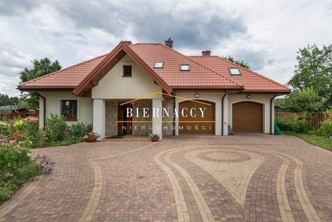 La propriété est située à Leszczydol Nowiny. Maison individuelle sur un terrain spacieux entouré d’un jardin bien entretenu. Au rez-de-chaussée, il y a un salon avec accès à la terrasse et au jardin, une grande cuisine, un bureau, des toilettes, une ...