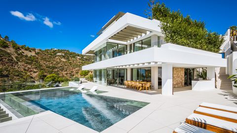 Absolutely stunning state of the art frontline golf villa located with a gated and secure community in La Quinta, Benahavis. This incredible home offers breathtaking views over the surrounding golf course towards the sea. The villa is ready to move i...