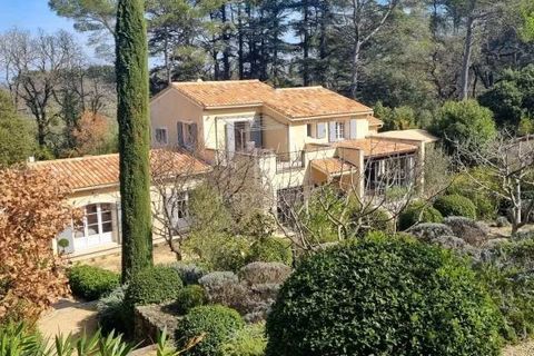 A privileged place in the heart of the Alpilles, in St Rémy de Provence, between pine forest and rock, sheltered from any noise or visual nuisance! 