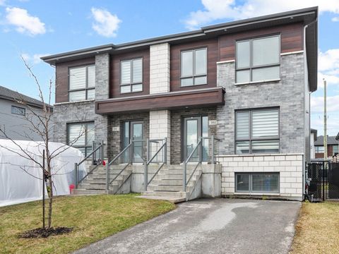 Take advantage of the unique opportunity to acquire this elegant property located in a fashionable area of Chambly, a stone's throw from enchanting parks and renowned schools. This modern residence, bathed in light, is ready to welcome you with its u...