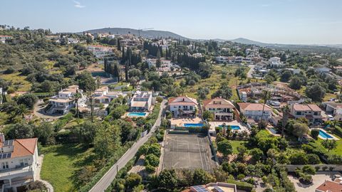 The lower level of this villa could easily be converted into a separate apartment. Huge opportunity to transform this double-story villa with coastal views into your dream modernized retreat! Located in the desirable Vale Formoso area, close to Alman...