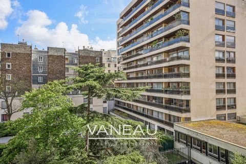 ideally located in the heart of Paris's 15th arrondissement, close to the Commerce shopping center and Square Violet, the VANEAU group is pleased to offer you this exclusive opportunity; a beautiful family apartment in perfect condition, located on t...